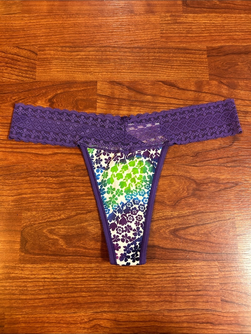 Victoria's Secret Low-Rise Thong Panty Medium